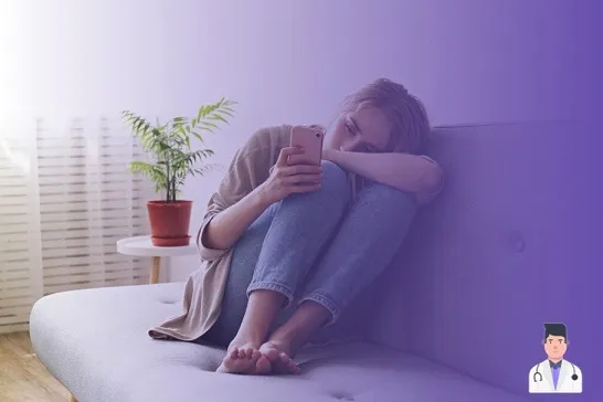 Девушка в унынии с телефоном в руках ищет услуги «Лечение депрессии».