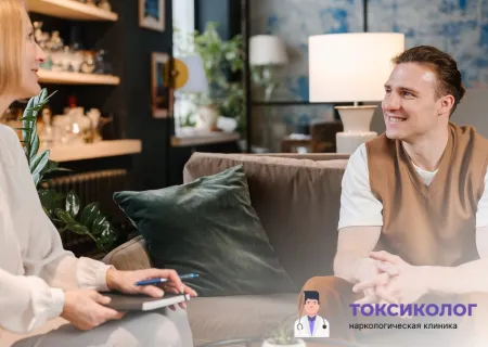 Пациент на приеме у психотерапевта обсуждает лечение интернет-зависимости