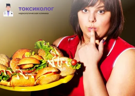 Человек с подносом нездоровой пищи, демонстрирующий признаки компульсивного переедания, требующего услуги «Лечение пищевой зависимости»