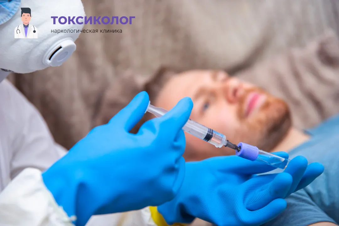 Врач берет анализы в процессе процедуры «Снятие ломки В Темрюке»
